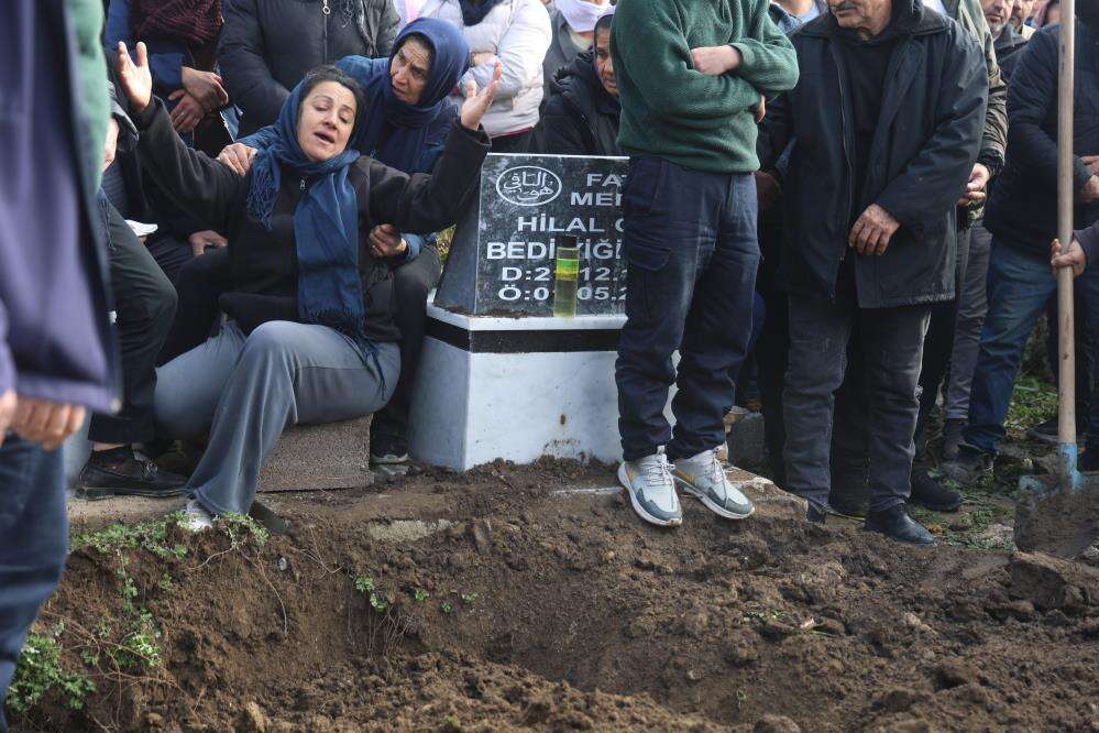 Ablasının öldürdüğü 17 yaşındaki Eylül gelinliğiyle toprağa verildi 7